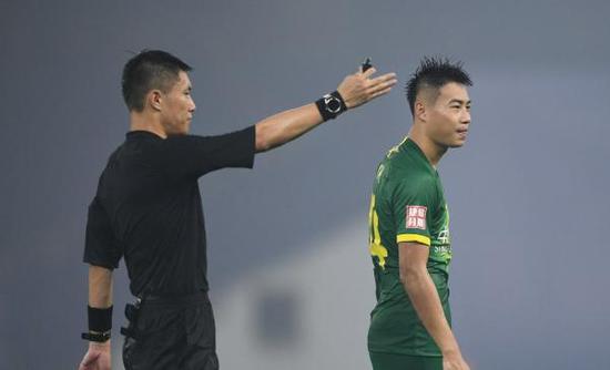 自己获得红牌还鼓掌叫好,这是对于规则的理解以及缺失