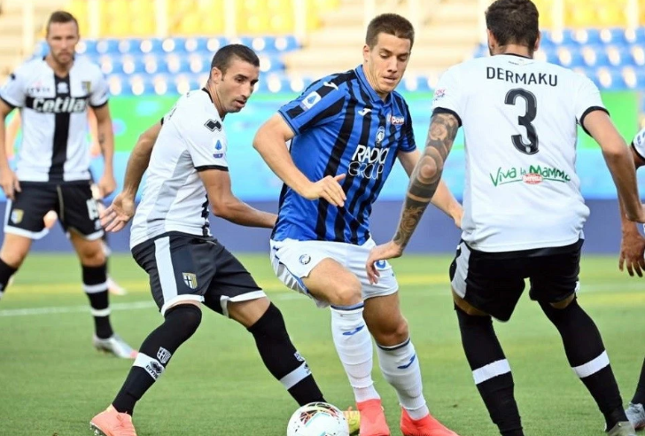 蓝黑军团双双取胜,亚军之争白热化中