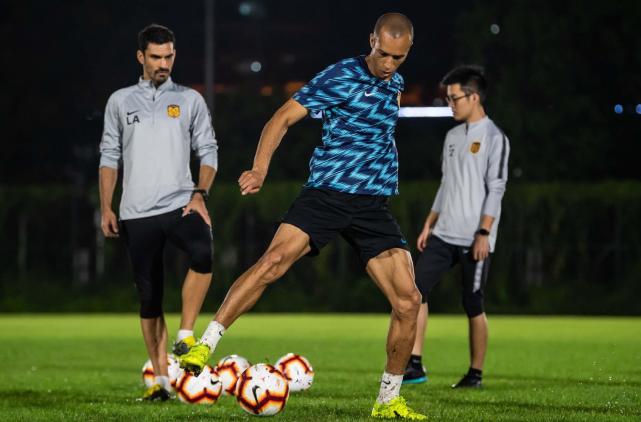 中超第一轮的判罚就引起了争议,王学智表示杨帆并非故意伤害!苏宁外援米兰达应领红牌