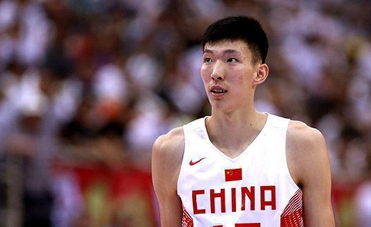 世界杯后的周琦正在快速蜕变，他能否成为真正的“大魔王”？MVP到手再争个最佳防守球员，周琦可能创造历史