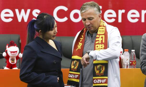 曾经的第一美女老板近况，被曾经的中超名帅坑惨，仅打两轮直接辞职