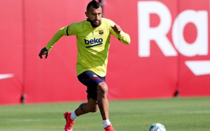 学国足训练前先喝点酒？巴萨中场比达尔训练前夜突然开直播，说话语无伦次，疑似喝了酒