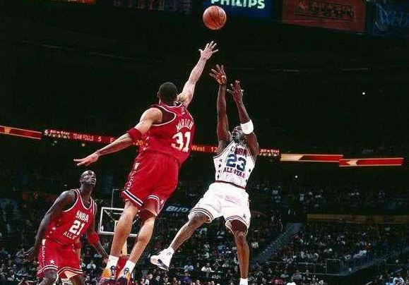 乔丹最后一次全明星被科比搞砸了？他们之间有什么过节吗？