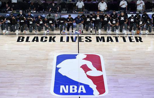 NBA复赛球员比赛前为什么下跪？NBA比赛集体下跪是为了谁？