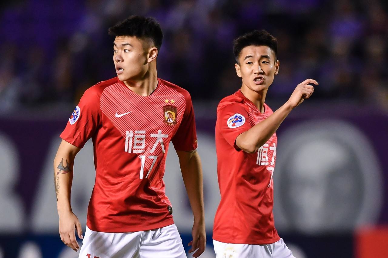 著名记者袁野表示韦世豪不在欧洲联赛上拼搏，却呆在中超联赛上当一个小主力