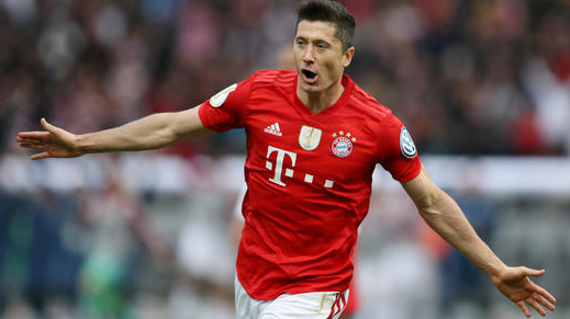 因莫比莱进球数超越莱万,球迷纷纷大喊不公!