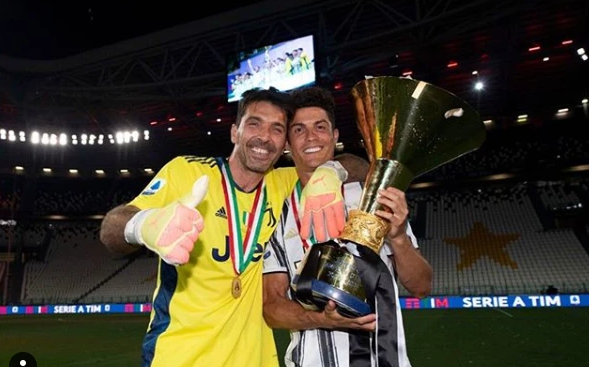 C罗再晒冠军奖杯!轻松收获170万赞