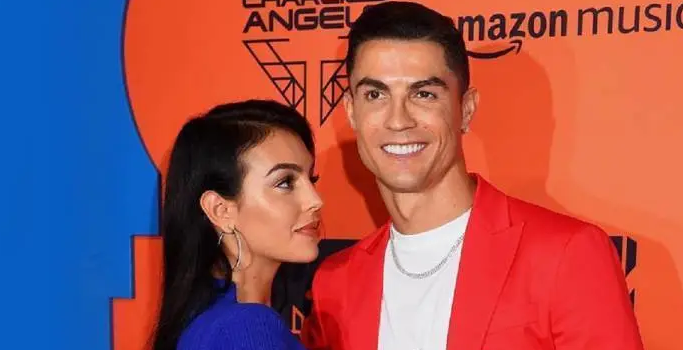 C罗和女友共进烛光晚餐，网友直呼太浪漫！