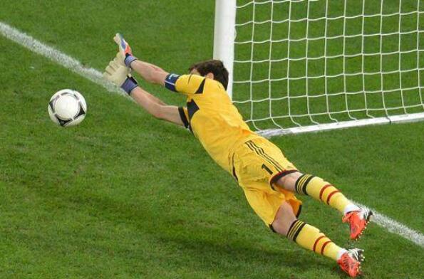 巅峰时期的圣卡西有多强，用他和别的门将比，那就是一种侮辱