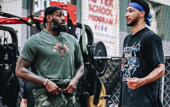 詹姆斯最新生活照曝光，NBA现役第一人30多岁，身材依旧健硕