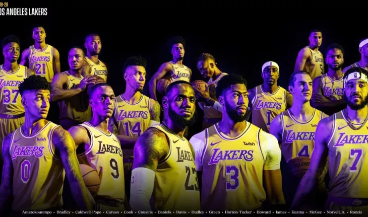 2020湖人全队合照高清