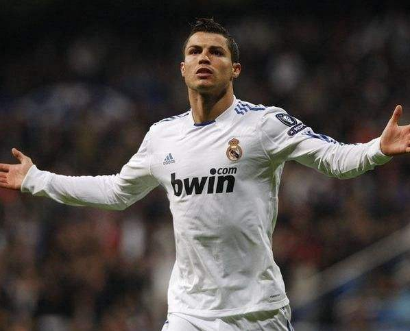 C罗幸福怀抱三儿女 前主席：他能牛到40岁！