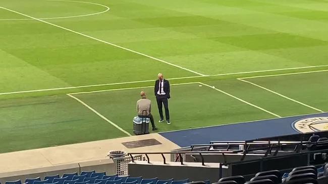 欧冠的比赛上诞生经典一幕,齐达内找瓜帅面对面的交流