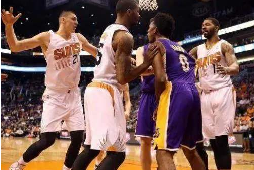 尼克杨一打五为什么没人帮 尼克杨一打五科比在干嘛