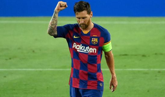 梅西在休息期间鼓舞队友 我们有2个球的优势，大家好好踢，我们还能再进1个