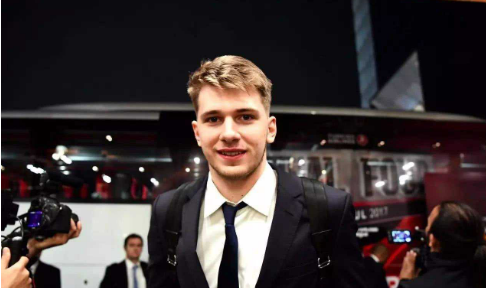 东契奇和美国队长对比图片