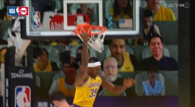 霍华德扣歪篮筐导致比赛暂停七分钟 重新调试才进行比赛