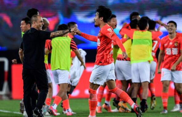 中超联赛第6轮广州恒大迎战江苏苏宁 10人恒大险胜苏宁2∶1获得比赛胜利