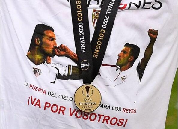 塞维利亚夺冠后为什么更换衬衫 塞维利亚夺冠后衣服上的人物是谁