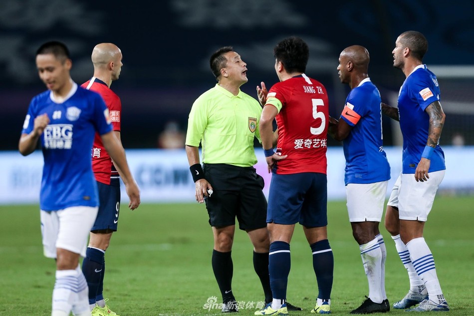 中超比赛第六轮主裁判和他消失的黄牌 31次犯规仅仅只有2张黄牌