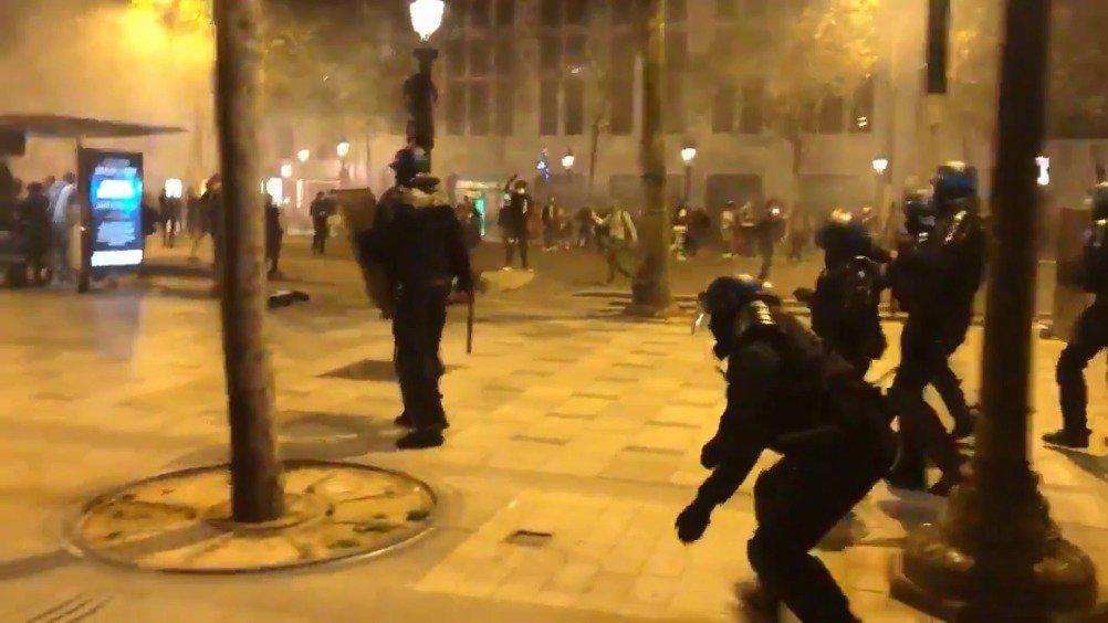 欧冠决赛后巴黎球迷与警察发生冲突 巴黎球迷为什么与警察冲突