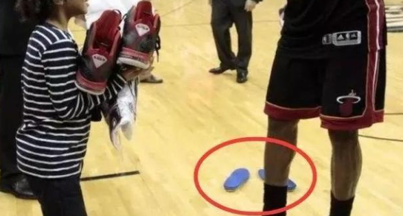 NBA球员送鞋为啥都会把鞋垫拿出来