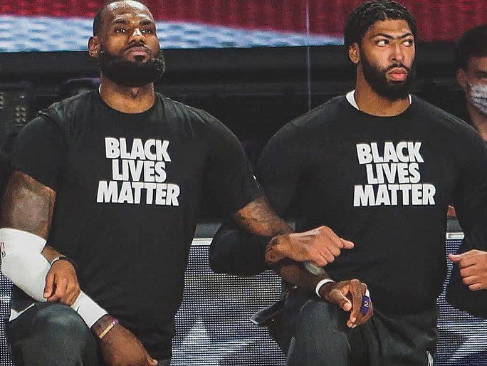 湖人快船结束本赛季 詹姆斯离开球员会议