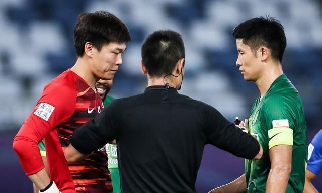 中超裁判判罚再次的引发争议 沪媒呼吁足协邀请洋哨回归的想法