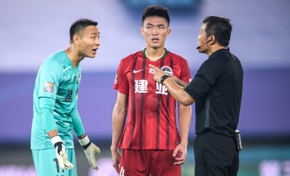 建业门将太业余 以为比赛中断被断球打入空门