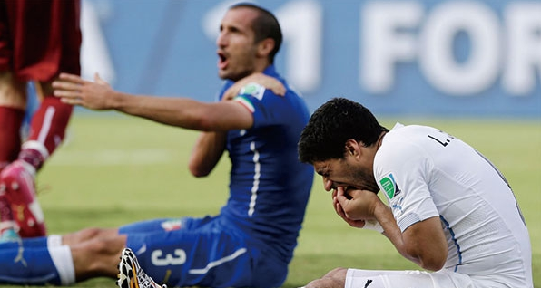 苏亚雷斯咬过几次人 苏亚雷斯一共咬过几次人