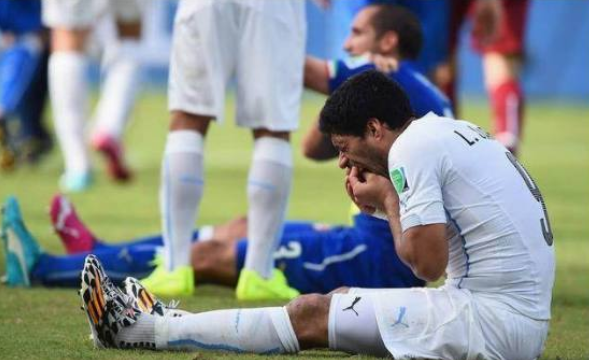 苏亚雷斯为什么咬人 苏亚雷斯咬人是怎么回事