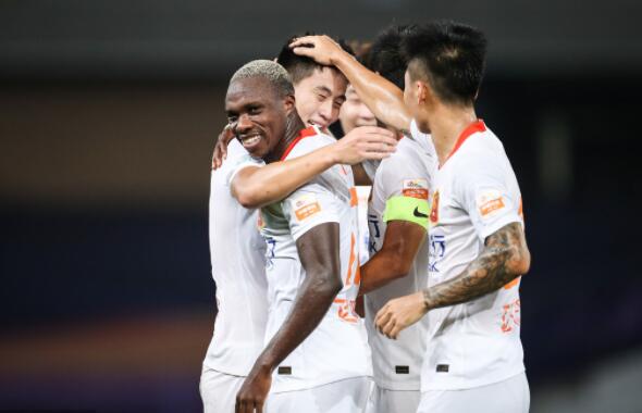 2020赛季中超联赛第8轮青岛黄海对战武汉卓尔 卓尔球员多面开花3-0轻松的获胜