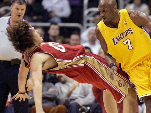 NBA假摔算犯规吗 NBA假摔算技术犯规吗