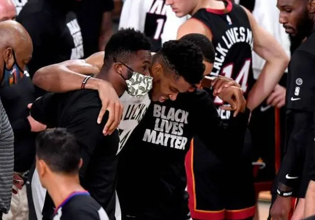 字母哥受伤离场 字母哥伤退