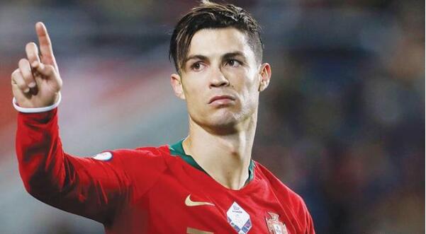 C罗完成国家队100球成就 领先梅西近30球
