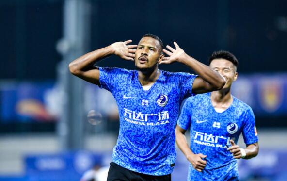 2020赛季中超联赛第11轮大连人对战上海绿地申花 毕津浩在终场前逆天发挥1-1打平