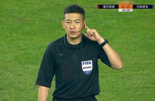 中超本土裁判尚未成长 中超裁判问题不该偏激人身攻击