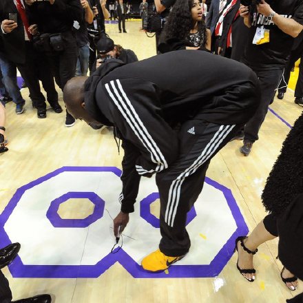 科比退役战签名地板拍卖 关于科比的一切都增值