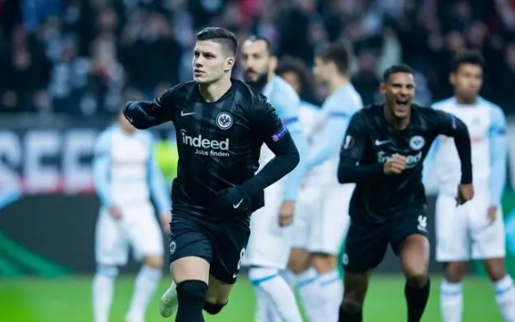 皇马又一波骚操作:6000万欧元身价约维奇在皇马打入2球就送走,还补贴工资