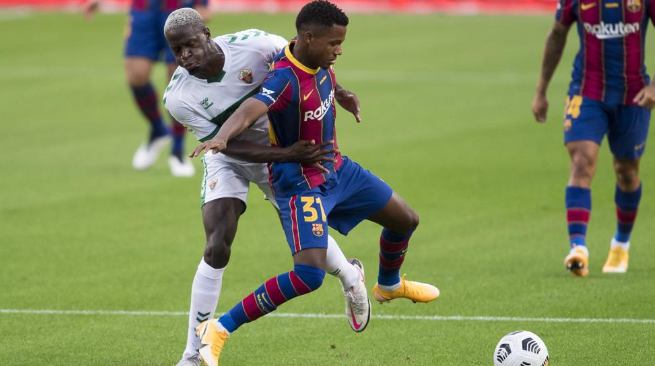 2002年的出生的法蒂进入巴萨一线队