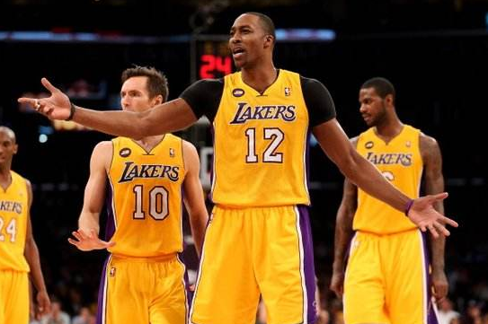 霍华德半场6投5中拿到11分10篮板 魔兽依旧是魔兽