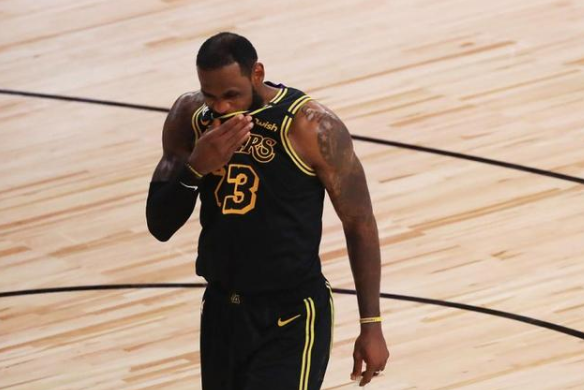 詹姆斯 我们必须在G6结束系列赛