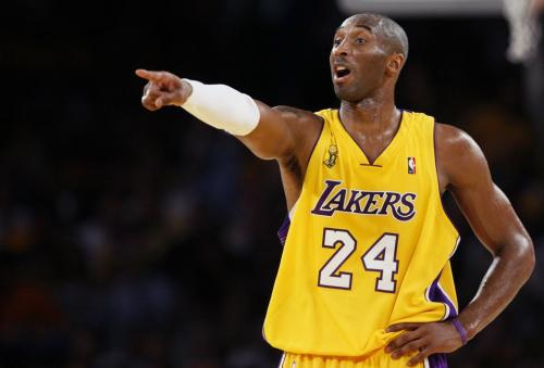 湖人时隔10年再度拿下总冠军 湖人捧起总冠军奖杯致敬科比