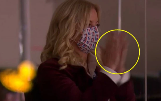 湖人捧起总冠军奖杯致敬科比