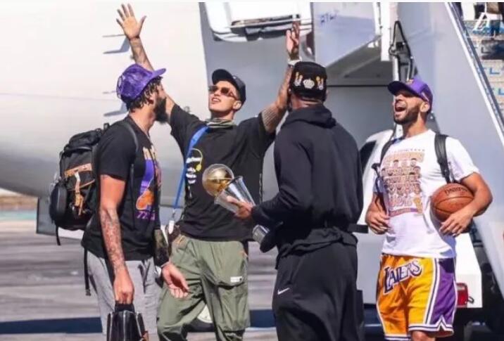 詹姆斯手捧FMVP奖杯第一个下机 凯旋洛杉矶