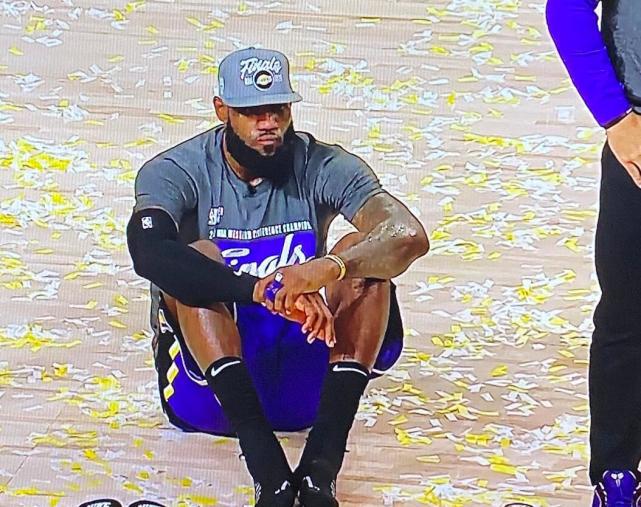 詹姆斯哭了是怎么回事 詹姆斯为什么哭了