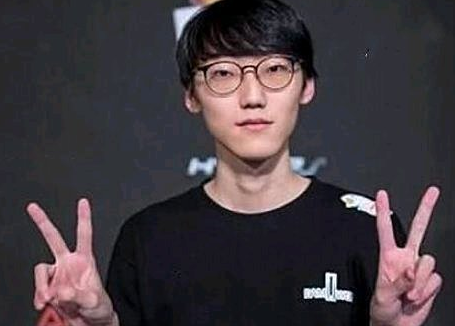 牛古力和theshy动图 牛国瑞和theshy卢锡安动图