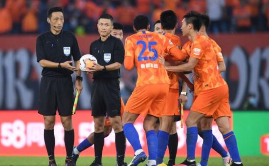 中超第二轮足球裁判再次担任主角 点球判罚帮助国安战平山东鲁能