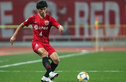 上海上港队员门前一米射偏 主帅佩雷拉紧握水瓶表达不满