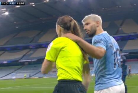 阿奎罗手抓女裁判脖子惹争议 换成男裁判还会抓吗